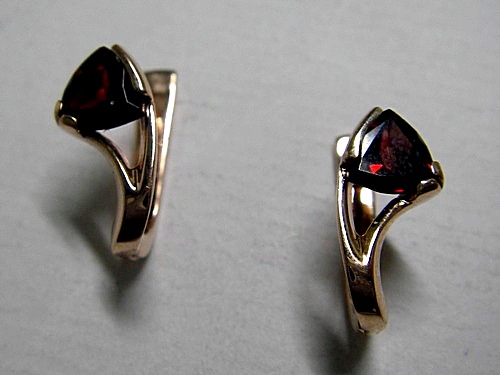 Серьги из золота с рубином с.146